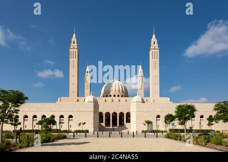 Vue de face de la nouvelle grande mosquée du Sultan Qaboos à la périphérie de Nizwa, Oman Banque D'Images