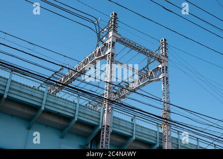 La voie ferrée surélevée de la ligne Chuo et le portique électrique à Ogikubo, Tokyo, Japon. Banque D'Images