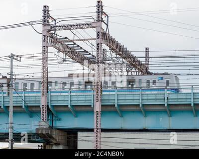 La voie ferrée surélevée de la ligne Chuo et le portique électrique à Ogikubo, Tokyo, Japon. Banque D'Images