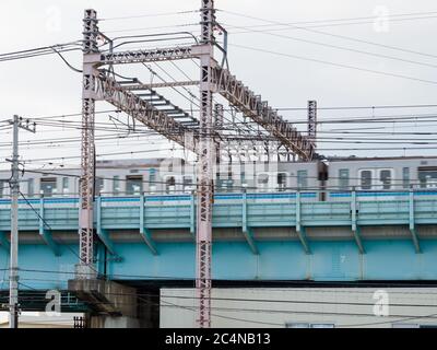 La voie ferrée surélevée de la ligne Chuo et le portique électrique à Ogikubo, Tokyo, Japon. Banque D'Images