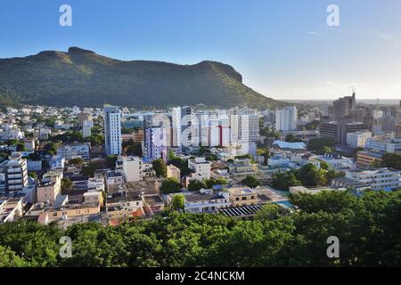 Vue depuis la terrasse d'observation du fort Adelaide sur la capitale de Port Louis, Maurice, au coucher du soleil Banque D'Images