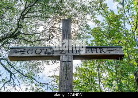 Holzkreuz aus dem Kreuzberg BEI Winterberg, Oversum Hotel, Kurzentrum, im Hochsauerlandkreis, NRW, Deutschland Banque D'Images