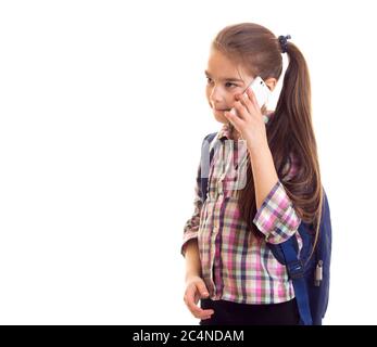 Une écolière qui appelle des parents ou des amis sur fond blanc Banque D'Images