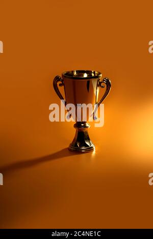 Une tasse de gagnant ou de champion d'or est debout sur la table. Banque D'Images