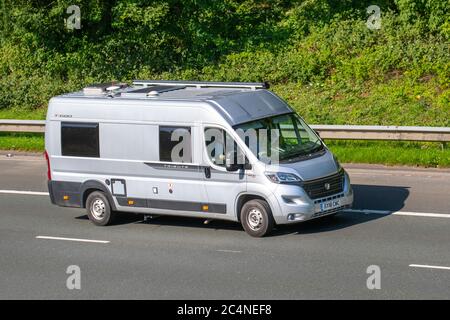 2018 argent Fiat Auto-Trail hommage T680 S; véhicules mobiles de circulation automobile, voitures conduisant des véhicules sur les routes britanniques, moteurs, conduite sur le réseau d'autoroute M6. Banque D'Images