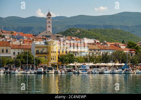 Bord de mer et port de Crikvenica. De nombreux bateaux et yachts sont amarrés dans le port en face de la ville avec les montagnes Dinaric en arrière-plan. Banque D'Images