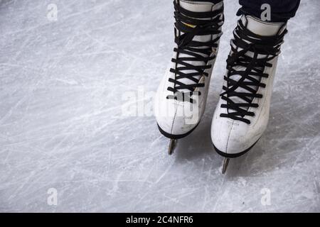 Jambes de femmes en patins à glace, patineuse sur la patinoire Banque D'Images