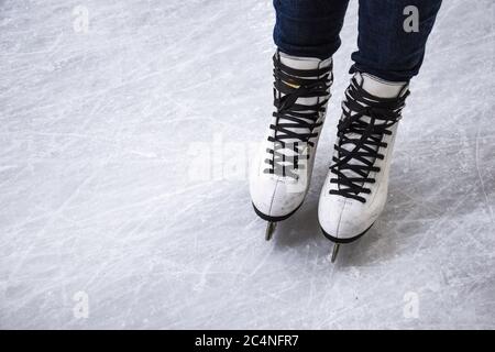 Jambes de femmes en patins à glace, patineuse sur la patinoire Banque D'Images