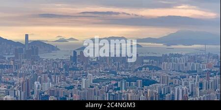 L'illustration panoramique du paysage urbain de Hong Kong, des bâtiments, de la montagne et de la mer Illustration de Vecteur