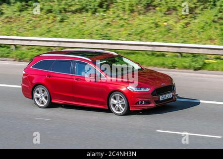 2015 rouge Ford Mondeo Titanium TDCI Auto; véhicules mobiles de circulation automobile, voitures conduisant des véhicules sur les routes britanniques, moteurs, conduite sur le réseau d'autoroute M6. Banque D'Images