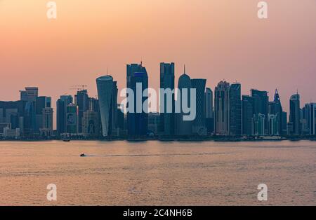 Horizon de la ville de Doha au coucher du soleil, Doha, Qatar Banque D'Images