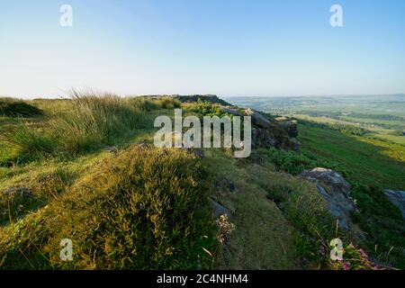 Soleil d'été tôt le matin sur Baslow Edge dans le Derbyshire Banque D'Images