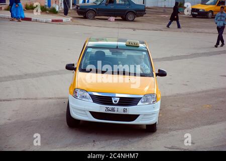 Beni Mellal, Maroc - 23 novembre 2014: Personnes non identifiées et petit taxi - mode traditionnel de transport jusqu'à quatre personnes, les voitures ont differe Banque D'Images