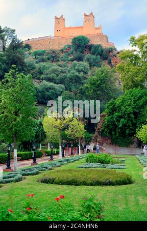 Beni Mellal, Maroc - 23 novembre 2014 : personnes non identifiées dans le jardin de la ville publique jardin de Asserdoun avec la forteresse Kasbah Ain Asserdoun ci-dessus Banque D'Images