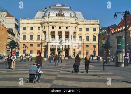 Bratislava, Slovaquie - 13 mars 2007: Personnes non identifiées et sculpture sur la place Hviezdoslavovo homonyme avec Théâtre national slovaque historique de l'être Banque D'Images