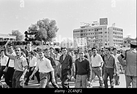 Des centaines de personnes 1994 à nicosie protestent contre les forces de paix britanniques à Chypre.'prokick out les britanniques des forces de paix' Banque D'Images