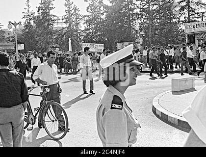 Des centaines de personnes 1994 à nicosie protestent contre les forces de paix britanniques à Chypre. « sortir les britanniques des forces de paix » Banque D'Images