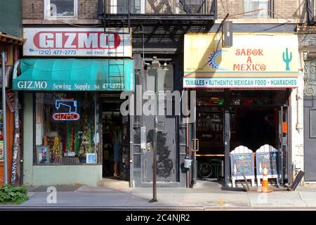 Gizmo, Sabor A Mexico, 160 First Ave, New York, NY. Façade extérieure d'une fourniture de couture, et une taqueria dans le quartier East Village de Manhattan. Banque D'Images