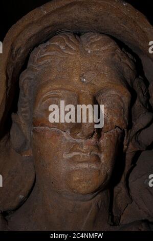 Visage de la femme étrusque, entrecômé il y a plus de 2 000 ans. Sculpture en pierre sur sarcophage étrusque dans le musée archéologique de Tarquinia, Latium, Italie. Banque D'Images