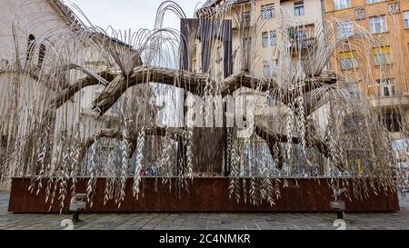 Sculpture du saule pleurant dans le Raoul Wallenberg Hoholocauste Memorial Park en Hongrie Banque D'Images