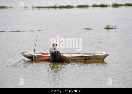 (200628) -- NANCHANG, 28 juin 2020 (Xinhua) -- Wu Huashan récolte des écrevisses dans le canton de Xiangshan, dans la province de Jiangxi, dans l'est de la Chine, le 5 juin 2020. Ayant appris la pêche à un âge précoce avec ses parents, Wu était un pêcheur qualifié et était chef d'une association locale des pêches. À la fin de 2019, il a fait ses adieux à ses bateaux et a commencé une entreprise d'écrevisses. La Chine a commencé un moratoire de 10 ans sur la pêche depuis le début de cette année dans 332 zones de conservation du bassin du Yangtze, qui sera étendu à toutes les voies navigables naturelles du plus long fleuve du pays et de ses principaux affluents Banque D'Images