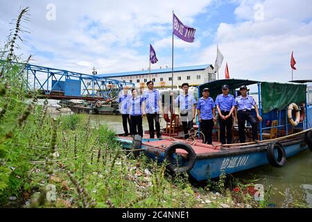 (200628) -- NANCHANG, 28 juin 2020 (Xinhua) -- des membres d'une équipe de protection du marsouin sans finin du Yangtze posent pour une photo de groupe sur un bateau de patrouille sur le lac Poyang, dans le comté de Hukou, dans la province de Jiangxi, en Chine orientale, le 8 juin 2020. Huit des 11 membres de l'équipe sont des protecteurs de marsouins sans finies qui patrouillent quotidiennement le lac Poyang. Leurs missions comprennent le démantèlement des installations de pêche illégales et la prévention des activités illégales qui endommagent les ressources halieutiques du lac Poyang. La Chine a commencé un moratoire de 10 ans sur la pêche depuis le début de cette année dans 332 zones de conservation de la Banque D'Images