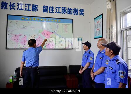 (200628) -- NANCHANG, 28 juin 2020 (Xinhua) -- des membres d'une équipe de protection du marsouin sans finin de Yangtze assistent à un briefing de mission avant une patrouille quotidienne sur le lac Poyang dans le comté de hukou, dans la province de Jiangxi, en Chine orientale, le 8 juin 2020. Huit des 11 membres de l'équipe sont des protecteurs de marsouins sans finies qui patrouillent quotidiennement le lac Poyang. Leurs missions comprennent le démantèlement des installations de pêche illégales et la prévention des activités illégales qui endommagent les ressources halieutiques du lac Poyang. La Chine a commencé un moratoire de 10 ans sur la pêche depuis le début de cette année en 332 conservation de l'est Banque D'Images