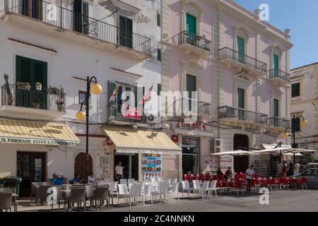 Rue commerçante avec restaurants, cafés et terrasses dans le centre de Vieste, Italie Banque D'Images