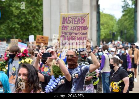 Londres, Royaume-Uni. 27 juin 2020. Des gens ont vu prendre part à la marche des Black Trans Lives Matters à Londres.des milliers d'activistes ont défilé à travers Londres pour soutenir le mouvement Black Trans Lives Matter à la place des célébrations de la fierté. Crédit : SOPA Images Limited/Alamy Live News Banque D'Images