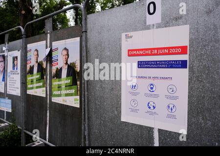 Lille, France. 28 juin 2020. Vue extérieure du bureau de vote au deuxième tour des élections municipales françaises à Lille, France, le 28 juin 2020. Crédit: ALEXANDROS MICHAILIDIS/Alay Live News Banque D'Images