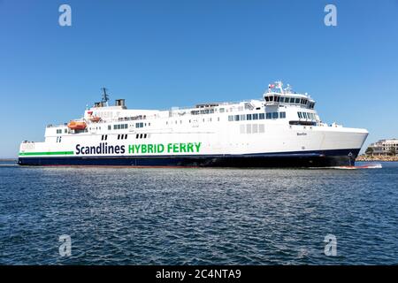 Ferry hybride Scandilines BERLIN à l'entrée de Rostock Banque D'Images