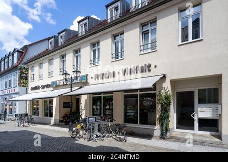 Supermarché EDEKA à Waren (Müritz), Allemagne. Le Groupe Edeka est la plus grande société de supermarchés allemande. Banque D'Images