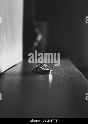 Gros plan vertical de mise au point peu profonde en niveaux de gris sur les touches une table Banque D'Images