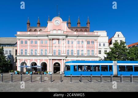 Tram à l'hôtel de ville de Rostock, Allemagne Banque D'Images