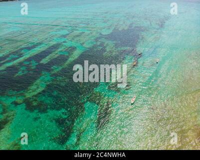 Fond de corail avec récifs et profondeur de la mer peu profonde près de l'île de Nusa Lembongan. Vue aérienne. Banque D'Images