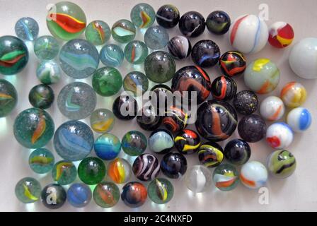 Gros plan de beaucoup de boules de cristal dans différents tailles sur la table Banque D'Images