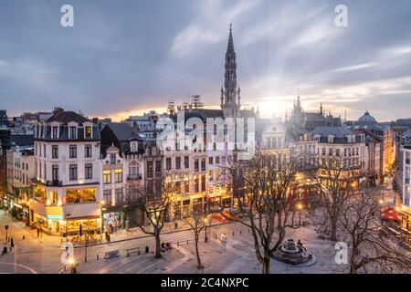 Bruxelles, Belgique plaza et horizon avec la tour de l'hôtel de ville au crépuscule. Banque D'Images