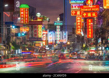 BANGKOK, THAÏLANDE - 27 septembre 2015 : Le trafic sur Yaowarat Road passe sous allumé des signes dans le quartier chinois au crépuscule. Banque D'Images