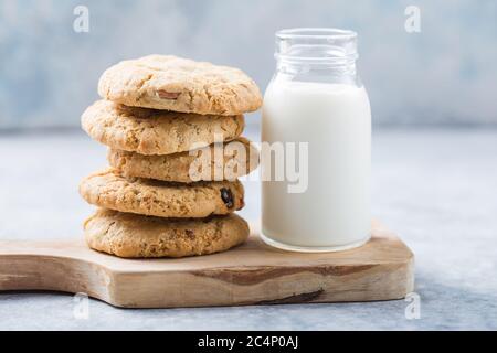 Biscuits végétaliens d'avoine avec lait d'amande. Délicieux friandises au chocolat pour les végétariens, faites à partir d'ingrédients naturels. Banque D'Images