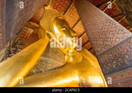 BANGKOK, THAÏLANDE - 23 SEPTEMBRE 2015 : le Bouddha couché du temple Wat Pho à Bangkok. Le temple a été fondé au XVIe siècle et est résidentiel Banque D'Images