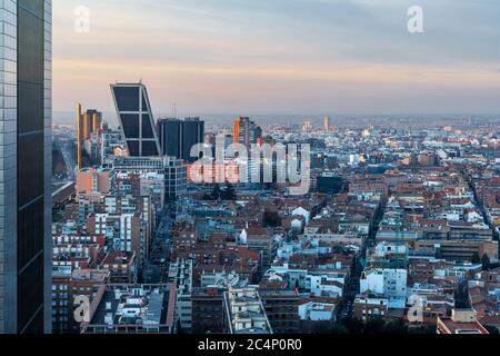 Vue aérienne de Castellana et de Madrid à l'aube, avec les immeubles de bureaux modernes à double inclinaison (Puerta de Europa) de la Plaza de Castilla à récupérer Banque D'Images