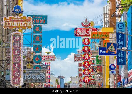 BANGKOK, THAÏLANDE - 27 SEPTEMBRE 2015 : des panneaux colorés sont situés sur Yaowarat Road dans le quartier chinois de Bangkok. Banque D'Images