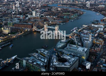 Vue imprenable sur la ville de Londres lors d'une nuit de printemps. Granulé. Banque D'Images