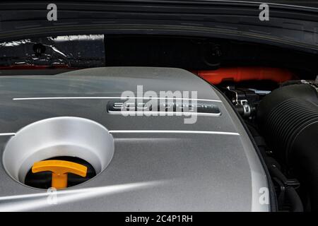 Berlin, Allemagne - 24 juin 2020 : un regard sur le compartiment moteur d'une voiture hybride enfichable avec divers composants. Banque D'Images