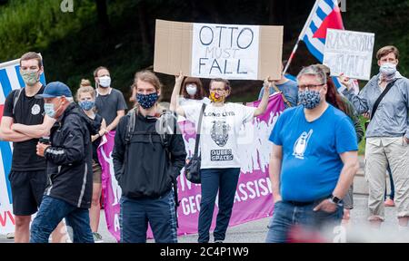 Hambourg, Allemagne. 28 juin 2020. Lors d'une manifestation contre la restauration du monument Bismarck de Hambourg, une femme porte un panneau indiquant « Otto must Fall ». Les initiatives "intervention Bismarck-Denkmal Hamburg" et "Ecoloniser Bismarck" avaient appelé à des rassemblements. Credit: Markus Scholz/dpa/Alay Live News Banque D'Images