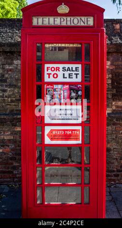 Téléphone Box à vendre ou à laisser. Coffret téléphonique traditionnel rouge britannique à vendre ou à laisser comme petite entreprise à Cambridge au Royaume-Uni. Banque D'Images