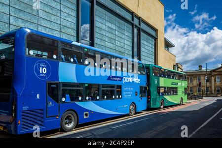 Parcs-o-bus à l'extérieur de John Lewis department store à Cambridge. Le magasin a été reconstruite dans le cadre du développement Grand Arcade, et ouvert en 2007. Banque D'Images