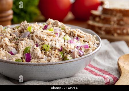 Salade de thon dans un bol sur une serviette avec des rois pour les sandwichs en arrière-plan Banque D'Images