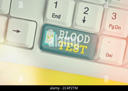 Note d'écriture indiquant le test sanguin. Concept commercial pour l'échantillon de sang extrait d'un organisme pour réaliser une analyse de laboratoire clavier PC blanc avec e Banque D'Images