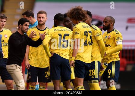 Mikel Arteta, le gérant de l'arsenal, parle à ses joueurs lors de la première pause demi-boissons lors du match final de la FA Cup à Bramall Lane, Sheffield. Banque D'Images